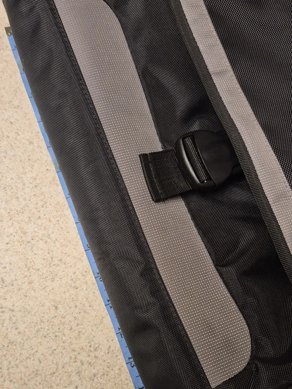 Targus Men’s Black & Gray Messenger Bag NWOT